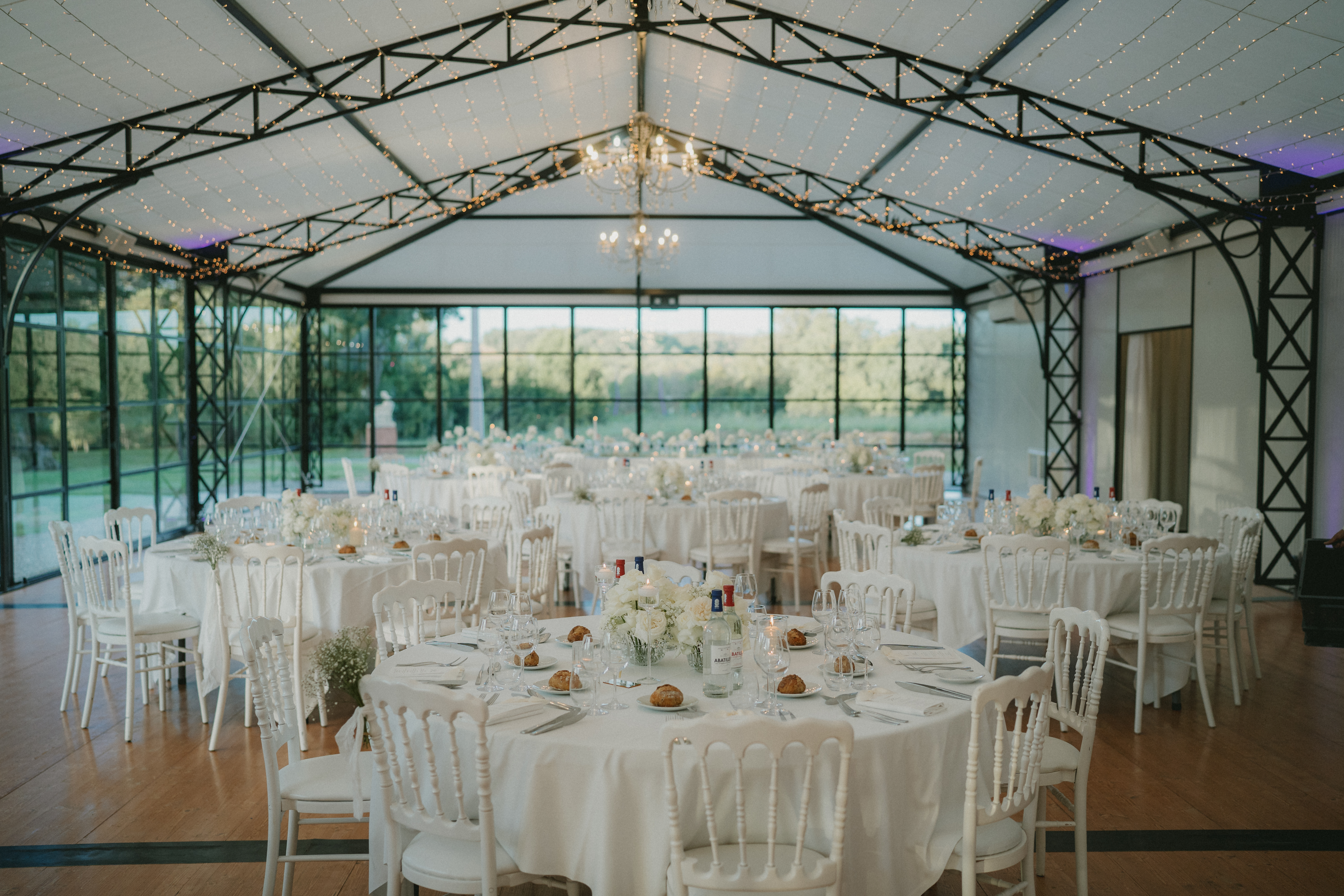 Mariage blanc — réception en salle et scénographie